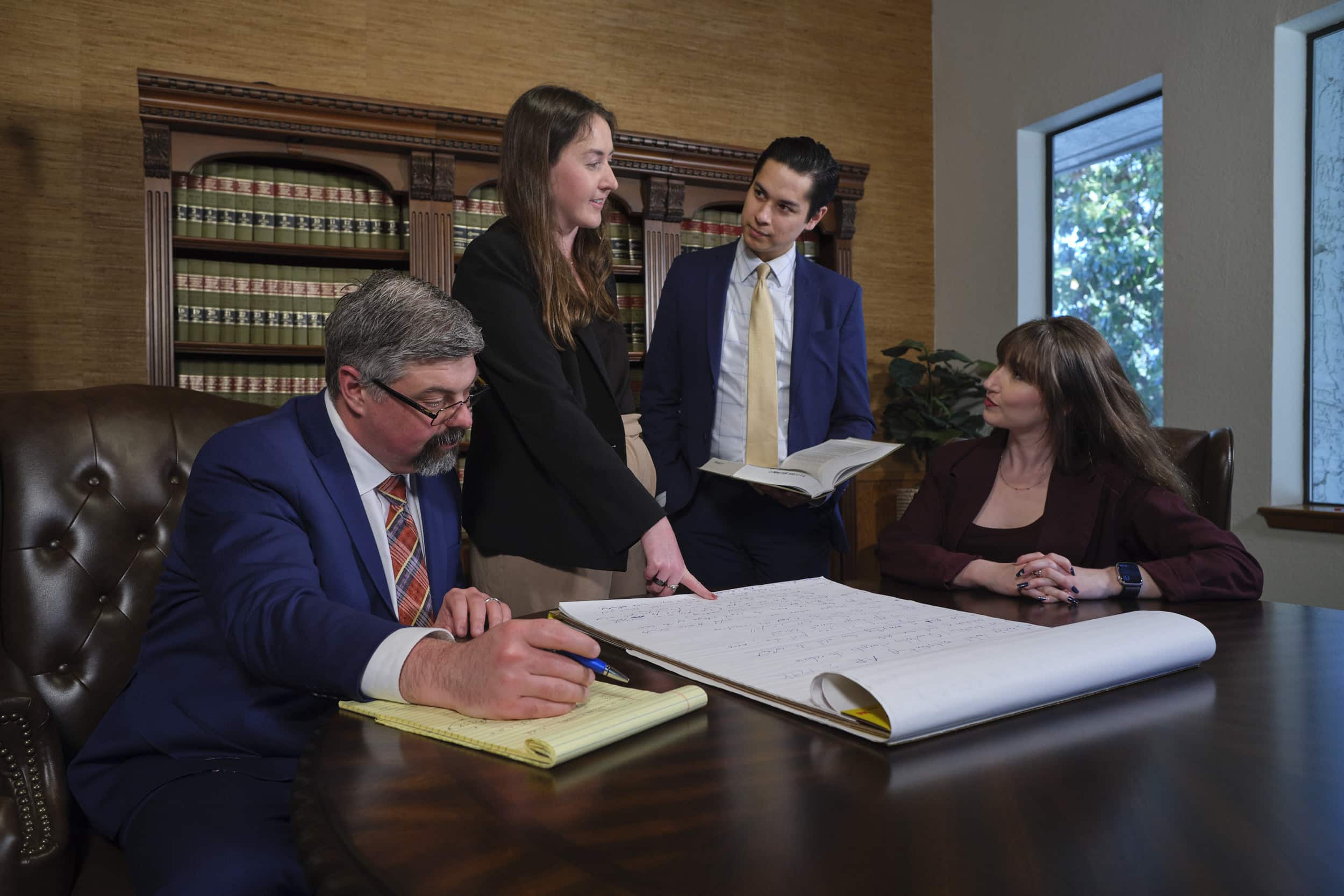 Equipo de Pernik Law colaborando
